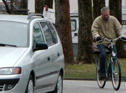 Smart am Rad - und noch dazu auf der Überholspur; Autofaster und Kirchenmusikreferent Christoph Mühltaler bedient nicht nur die Orgeltasten, sondern auch die Pedale schnell (© Foto: fotomax-internetredaktion)
