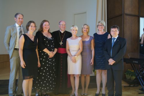 vlnr.: LSR-Präsident Rudolf Altersberger, Patrizia Pingist, Jasmine Fuchs, Bischof Alois Schwarz, Bettina Steiner-Köferle, Regina Holzer, Maria Brandstätter und Rektor Franjo Vidović (© Foto: kphe)