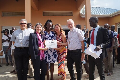 (v.l.n.r.) Bischof Damiano Guzzetti von Moroto, Drin.Roswitha Kremser von der ADA Uganda, Leiterin Racheal, Bereichsleiterin Auslandshilfe der Caritas Kärnten, Mag. Alexandra Blattnig-Rull und Diözesanbischof Dr. Josef Marketz bei der Eröffnung der Bäckerei. Foto: Caritas Kärnten