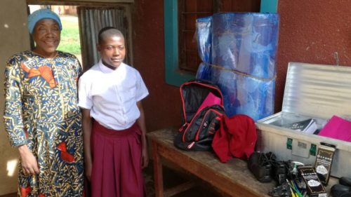 Bahati freut sich über die für den Besuch der Schule neu gekauften Schulsachen! (© Foto: Christa Thonhause - Bruder und Schwester in Not)