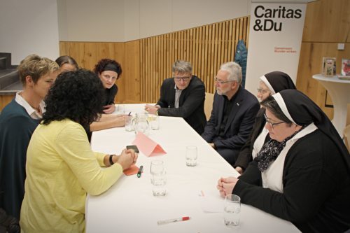 An „moderierten Tischen“ wurden zu den Themenschwerpunkten Kinder/Jugend, Arbeit/Familie und Alter diskutiert. (Foto: © Caritas)