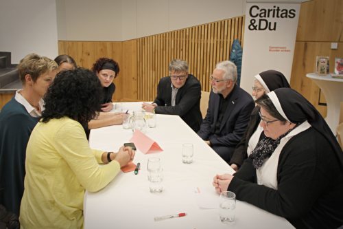 An „moderierten Tischen“ wurden zu den Themenschwerpunkten Kinder/Jugend, Arbeit/Familie und Alter diskutiert. (Foto: © Caritas) An „moderierten Tischen“ wurden zu den Themenschwerpunkten Kinder/Jugend, Arbeit/Familie und Alter diskutiert. (Foto: © Caritas)