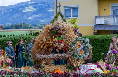 Erntekrone beim Erntedankfest des Jahres 2022 in Maria Rojach (© Foto: Mag. Bernhard Wagner).