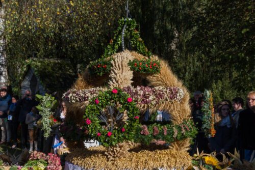 Erntekrone in Untereberndorf am Beginn des Erntedankfestes 2020 (© Foto: Mag. Bernhard Wagner).