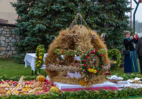 Erntekrone in Untereberndorf am Beginn des Erntedankfestes 2021 (© Foto: Mag. Bernhard Wagner). Erntekrone in Untereberndorf am Beginn des Erntedankfestes 2021 (© Foto: Mag. Bernhard Wagner).