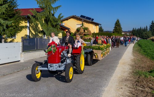 Der Erntewagen mit der Erntekrone wird traditionell von einem Traktor gezogen (© Foto: Mag. Bernhard Wagner).