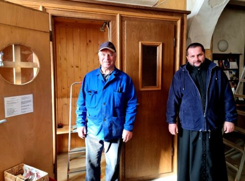 Hr. Albin Themel und Provisor Martin vor dem Beichtstuhl in der Pfarrkirche St. Stefan. (Bild: MSt).