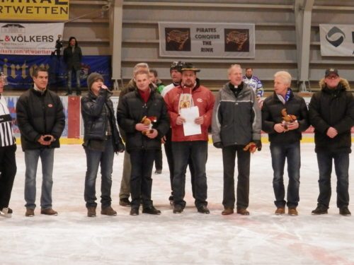 gesanglicher Beginn des Benefizeishockeyspiels durch die Kärntner Landeshymne (© Foto: H. Panger) gesanglicher Beginn des Benefizeishockeyspiels durch die Kärntner Landeshymne (© Foto: H. Panger)