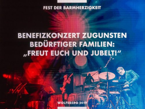 Titelbild zum Benefizkonzert am Bildschirm vor dem Hochaltar der Markuskirche (© Foto: Mag. Bernhard Wagner).