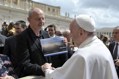 Fery Berger präsentiert Papst Franziskus die neuen Plän für die Weizer Pfingstvision (Foto: Vatikan)