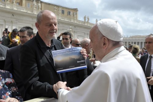 Fery Berger präsentiert Papst Franziskus die neuen Plän für die Weizer Pfingstvision (Foto: Vatikan) Fery Berger präsentiert Papst Franziskus die neuen Plän für die Weizer Pfingstvision (Foto: Vatikan)