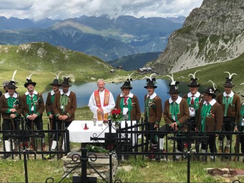 “Bergspiritualität“ mit vier hl. Messen mit Dompropst Guggenberger (im Bild: Bergmesse, Obstanzerseehütte, Karnische Alpen, 2018). Foto: Pressestelle