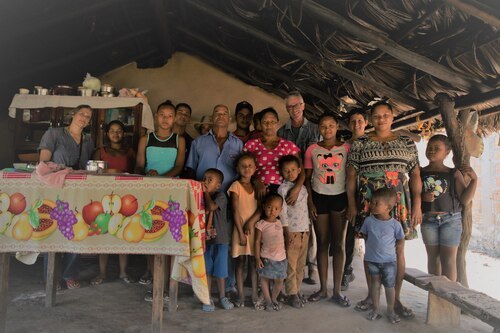 Guilherme und Noemit mit ihrer großen Familie (10envolvimento) Guilherme und Noemit mit ihrer großen Familie (10envolvimento)