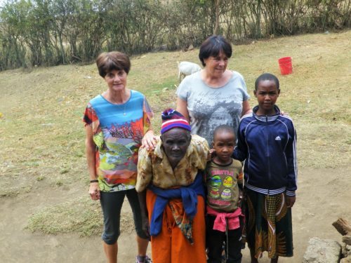 Besuch bei den Patenkindern.<br />
(Bild: Brigitte Brandmüller).