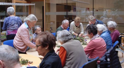 Die Bastelgruppe beim Basteln von&nbsp;Palmsträußchen (Foto:KA/K. Regenfelder)