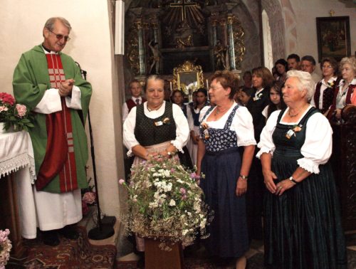 Mitglieder der Gebetsvereinigung Lebendiger Rosenkranz überreichen den neuen Betstuhl (© Foto: Pfarre Keutschach)