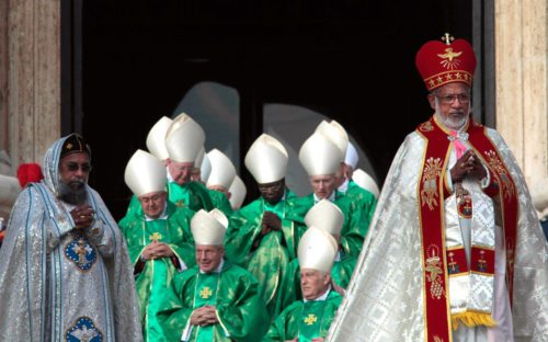 262 “Synodenväter“ aus allen Teilen der Weltkirche sind zur 13. Generalversammlung der Bischofssynode nach Rom gekommen. Unter Ihnen auch Kardinal Schönborn (Wien) und Kardinal Puljić (Sarajevo) (© Foto: KNA-Bild) 262 “Synodenväter“ aus allen Teilen der Weltkirche sind zur 13. Generalversammlung der Bischofssynode nach Rom gekommen. Unter Ihnen auch Kardinal Schönborn (Wien) und Kardinal Puljić (Sarajevo) (© Foto: KNA-Bild)