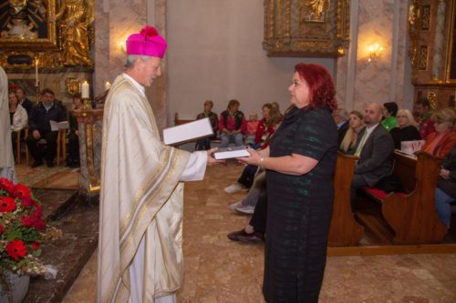 Als Ausdruck der Verantwortung für den Dienst an den Menschen überreichte Diözesanadministrator Guggenberger die Bibel an die neue Pastoralassistentin. Foto: Manuel Freitag