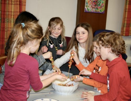 Beim „biblischen Kochen“ erleben Kinder von sieben bis zwölf Jahren die Bibel kulinarisch. Foto: Pressestelle