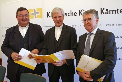 Poslovodja posestva Krka in ekonom stolnega kapitlja Gerhard Kalidz, stolni prošt Engelbert Guggenberger in škofijski ekonom Franz Lamprecht so podali finančno poročilo (Eggenberger) Poslovodja posestva Krka in ekonom stolnega kapitlja Gerhard Kalidz, stolni prošt Engelbert Guggenberger in škofijski ekonom Franz Lamprecht so podali finančno poročilo (Eggenberger)