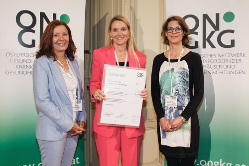 Das Elisabethinen-Krankenhaus Klagenfurt, vertreten durch die Pflegedirektorin Silvia Lueger, MSc, darf erstmals in Österreich als Gesundheitseinrichtung die Urkunde als „altersfreundliche Gesundheitseinrichtung – age friendly hospital“ entgegennehmen. Foto: © Arman Rastegar Das Elisabethinen-Krankenhaus Klagenfurt, vertreten durch die Pflegedirektorin Silvia Lueger, MSc, darf erstmals in Österreich als Gesundheitseinrichtung die Urkunde als „altersfreundliche Gesundheitseinrichtung – age friendly hospital“ entgegennehmen. Foto: © Arman Rastegar