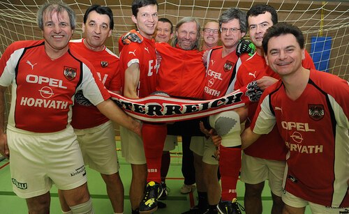 Marjan Plohl (1.v.l.) aus der Pfarre Radsberg/Radiše ist seit Jahren Spieler der Priesternationalmannschaft! (Bild: Wolfgang Zarl) Marjan Plohl (1.v.l.) aus der Pfarre Radsberg/Radiše ist seit Jahren Spieler der Priesternationalmannschaft! (Bild: Wolfgang Zarl)