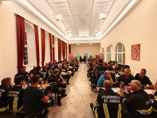 Nach der Übung bedankte sich die Hausleitung mit Speis und Trank bei den Einsatzkräften. - Foto: Caritas Kärnten