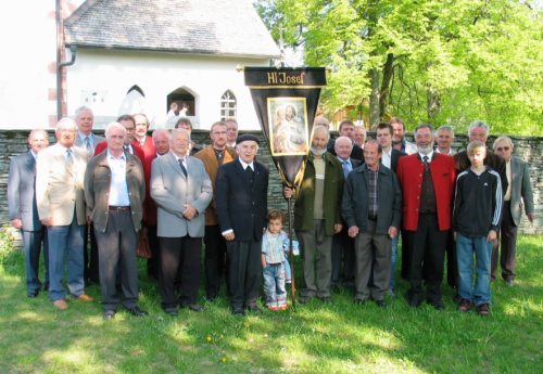 St. Josefbruderschaft St. Paul: Fahnenweihe mit Pfarrer Anton Matzneller, 2007 (Bild: Hermann Fritz).