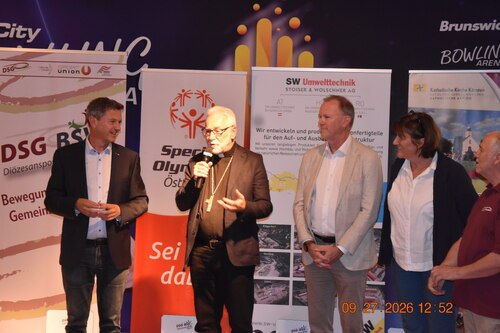 Bischof Josef und Landeshauptmann Daniel Fellner gratulierten mit zahlreichen weitern Ehrengästen den erfolgreichen Sportler:innen (© Foto: Schwagerle/DSG-BSV Kärnten)