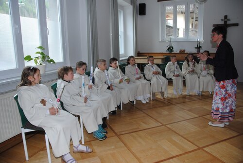 Unsere Religionslehrerin mit den Erst-Kommunion Kinder. Foto Pucher Angelina