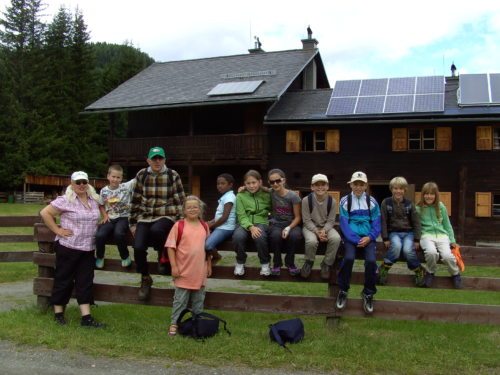 Unsere Minigruppe mit 2 Kindern, die gerade in der Fürstenhütte auf Sommerlager waren, Dechant Mag. Josef Scharf und Monika Knapp (© Foto: M.Knapp)