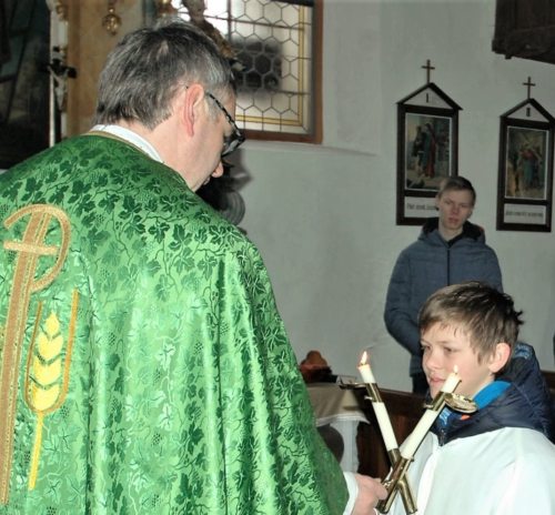 Pfarrvorsteher Mag. Michael Golavčnik spendet Johannes Borstner den Blasiussegen - im Hintergrund Joachim Borstner (© Foto: Pfarrarchiv Neuhaus)