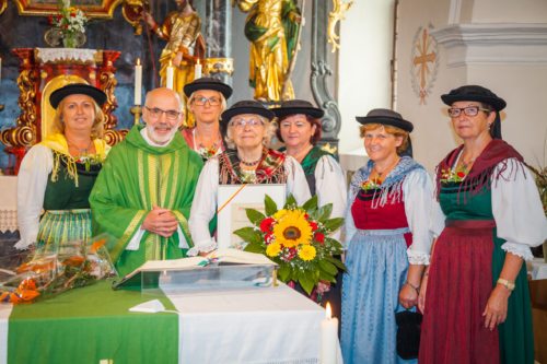 Pater Siegried Müller SDB mit dem Vorstand der Trachtengruppe Waisenberg Trixnertal (Bild: TG Waisenberg-Trixnertal)