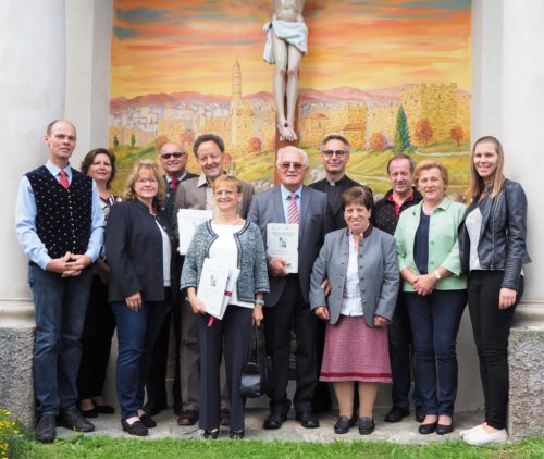 Pfarrgemeinderat Neuhaus- Suha mit Pfarrvorsteher Mag. Michael Golavčnik und den geehrten ehemaligen PGR-Mitgliedern Martha Luschin, OSR Siegfried Hoffmann und Franz Schuler (© Foto: Eva-Maria Logar)