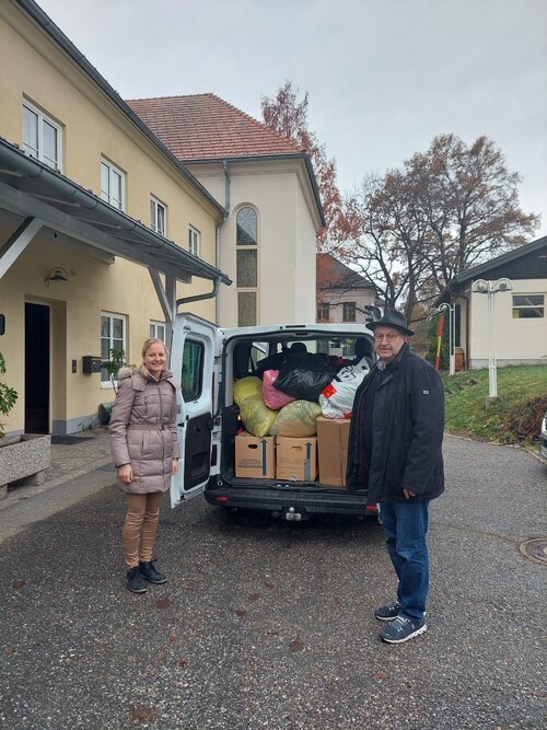 Kindergartenleiterin Barbara Mettnitzer und Regionalreferent Benno Karnel konnten sich über zahlreiche Sachspenden der kleinen “Martinsnachfolger/innen“ freuen