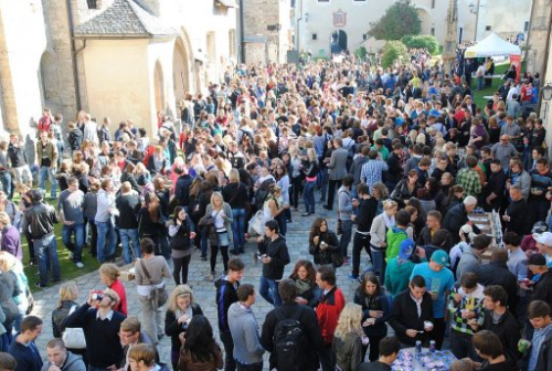 Maturantinnen und Maturanten aus ganz Kärnten vor dem Maria Saaler Dom (© Foto: Pfarre Maria Saal / M. Sajovits)