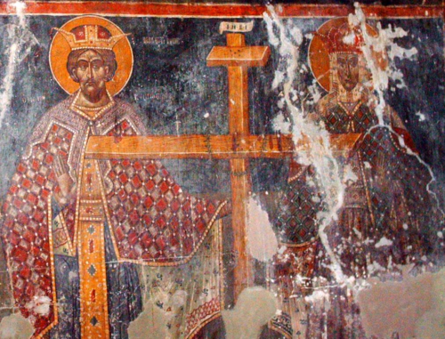 Konstantin der Große mit seiner Mutter Helena und der von ihr entdeckten Kreuzreliquie auf einer Ikone aus dem 16. Jh. (© Foto: commons.wikimedia.org (Decius)) Konstantin der Große mit seiner Mutter Helena und der von ihr entdeckten Kreuzreliquie auf einer Ikone aus dem 16. Jh. (© Foto: commons.wikimedia.org (Decius))