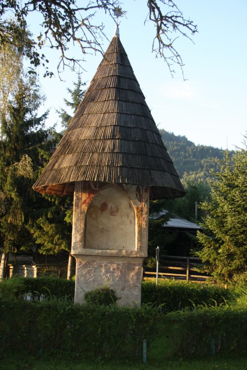 Der gewaltige spätgotische Nischenbildstock, das Tschachonigkreuz, in der Pfarre St. Martin am Techelsberg (© Foto: Foto: fotogard)