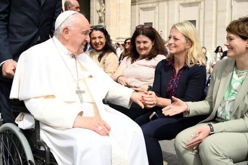 Mag. Birgit Wurzer wird vom Papst begrüßt (c) Vatican Media