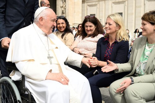 Mag. Birgit Wurzer wird vom Papst begrüßt (c) Vatican Media Mag. Birgit Wurzer wird vom Papst begrüßt (c) Vatican Media