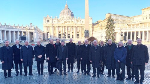 Die österreichischen Bischöfe auf dem Petersplatz in Rom (Foto: Kathpress/Wuthe)
