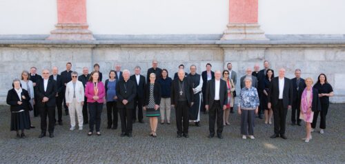 Ein nicht alltägliches Gruppenfoto: Die österreichischen Bischöfe mit Frauen in kirchlichen Leitungsfunktionen (Foto: Kathpress / Kuss)