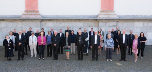Ein nicht alltägliches Gruppenfoto: Die österreichischen Bischöfe mit Frauen in kirchlichen Leitungsfunktionen (Foto: Kathpress / Kuss) Ein nicht alltägliches Gruppenfoto: Die österreichischen Bischöfe mit Frauen in kirchlichen Leitungsfunktionen (Foto: Kathpress / Kuss)
