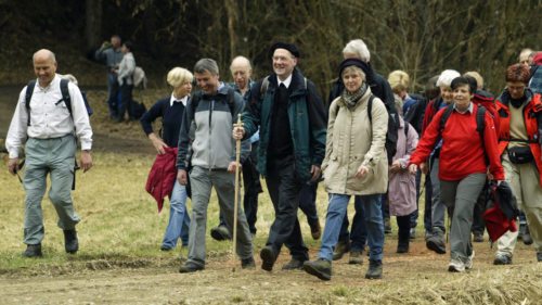 Bischof Alois Schwarz mit Pilgerinnen und Pilgern auf dem Hemmapilgerweg (© Foto: Pressestelle - Archivbild)