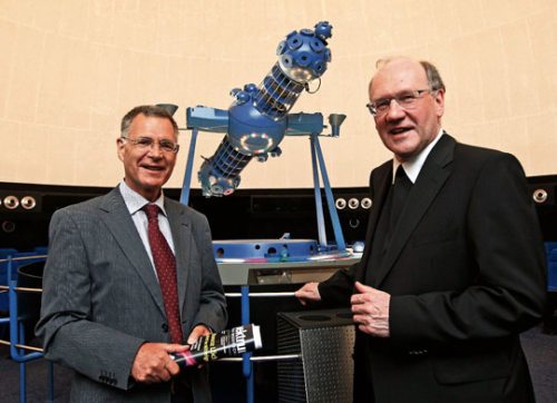 Prof. Manfred Posch (re., Leiter der Klagenfurter Sternwarte) und Bischof Alois Schwarz im Planetarium Klagenfurt (© Foto: Der Sonntag / Eggenberger)
