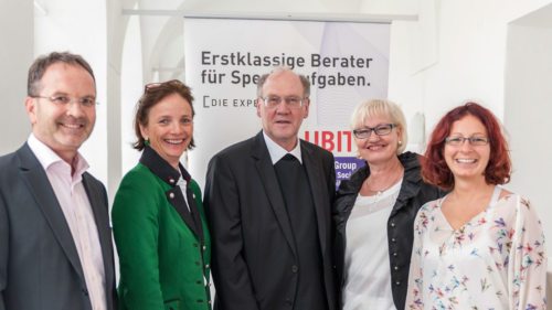 Mit Bischof Alois Schwarz vlnr auf dem Bild: Alfred Rindlisbacher, Organisatorin Christiane Benger, Inge F. Dorfer und Sabrina Schifrer von den CSR-Experts (© Foto: Wirtschaftskammer Kärnten)