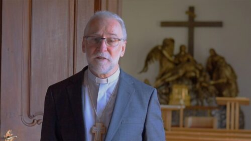 Diözesanbischof Dr. Josef Marketz vor der Kapelle im Bischofshaus (Foto: KH Kronawetter/ Internetredaktion).