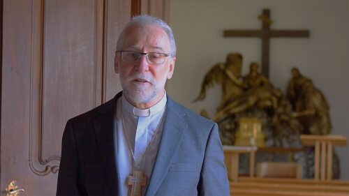 Diözesanbischof Dr. Josef Marketz vor der Kapelle im Bischofshaus (Foto: KH Kronawetter/ Internetredaktion) Diözesanbischof Dr. Josef Marketz vor der Kapelle im Bischofshaus (Foto: KH Kronawetter/ Internetredaktion)