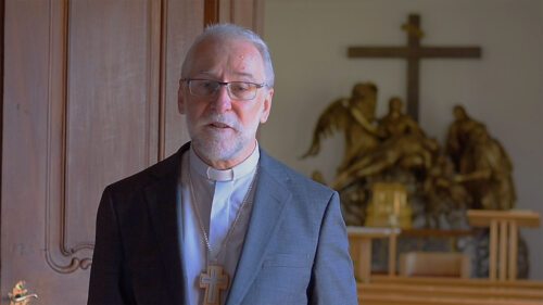 Diözesanbischof Dr. Josef Marketz vor der Kapelle im Bischofshaus (Foto: KH Kronawetter/ Internetredaktion)