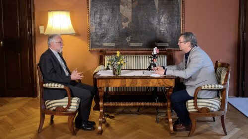 Bischof Josef Marketz und CR Karl-Heinz Kronawetter beim Interview (Videostill: Interetredaktion)